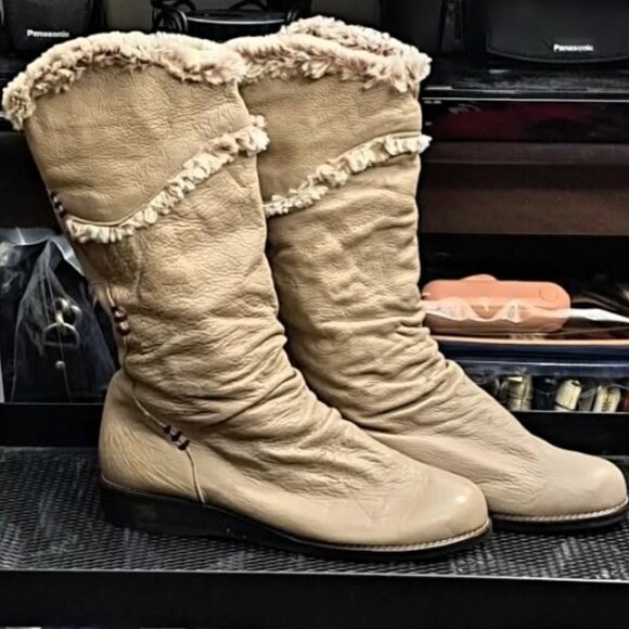 Woman's Genuine Leather Shearling Pull-on Boot Used Like New - Picture 2 of 6
